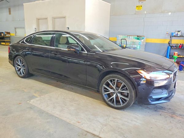 2018 VOLVO S90 Momentum — Passenger 3/4