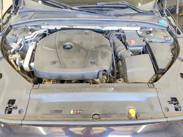 2018 VOLVO S90 Momentum — Engine bay
