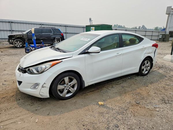 2013 HYUNDAI ELANTRA — Front 3/4
