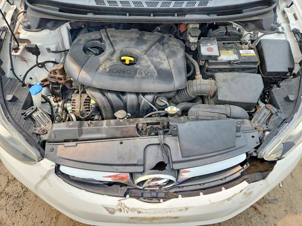 2013 HYUNDAI ELANTRA — Engine bay