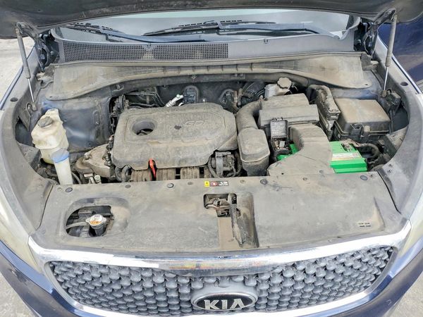 2016 KIA SORENTO — Engine bay