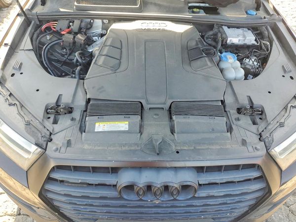 2017 AUDI Q7 — Engine bay