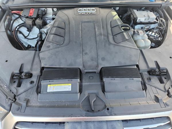 2018 AUDI Q7 — Engine bay