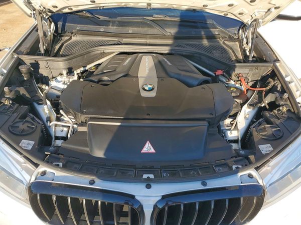 2018 BMW X6 xDrive50i — Engine bay