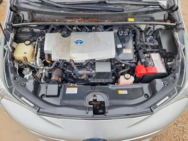 2018 TOYOTA PRIUS — Engine bay