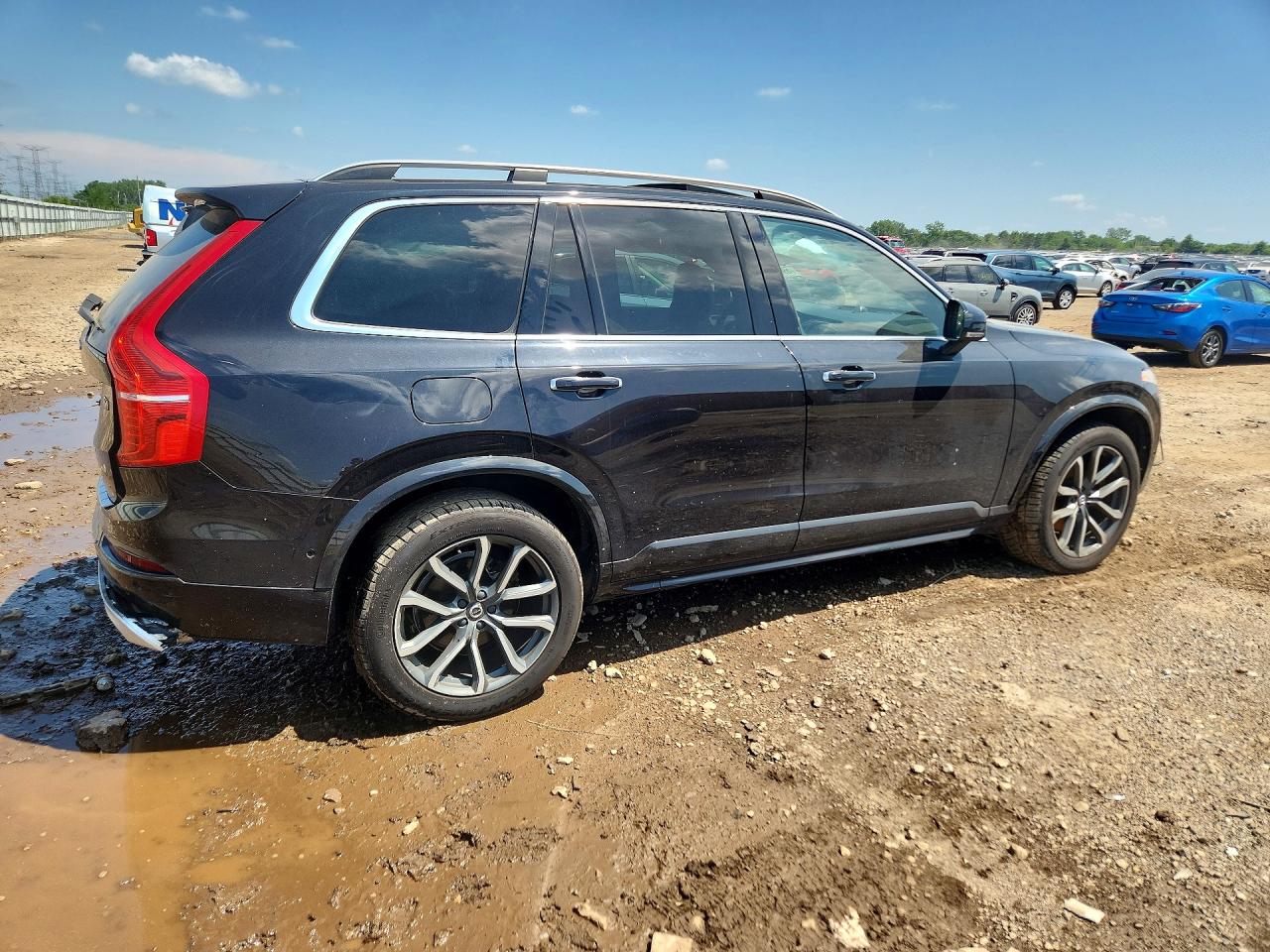 2017 VOLVO XC90 Momentum