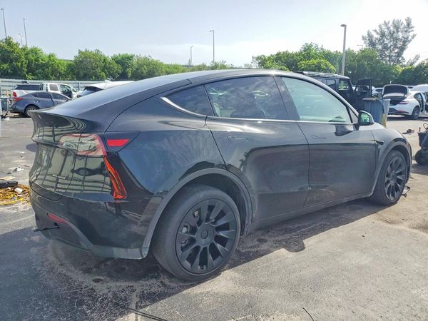 2025 TESLA MODEL Y