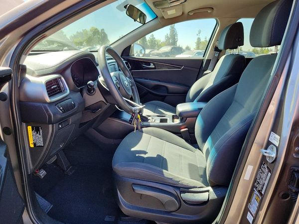 2017 KIA SORENTO L, LX