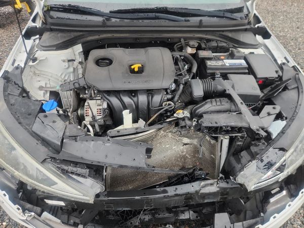 2020 HYUNDAI ELANTRA SE — Engine bay
