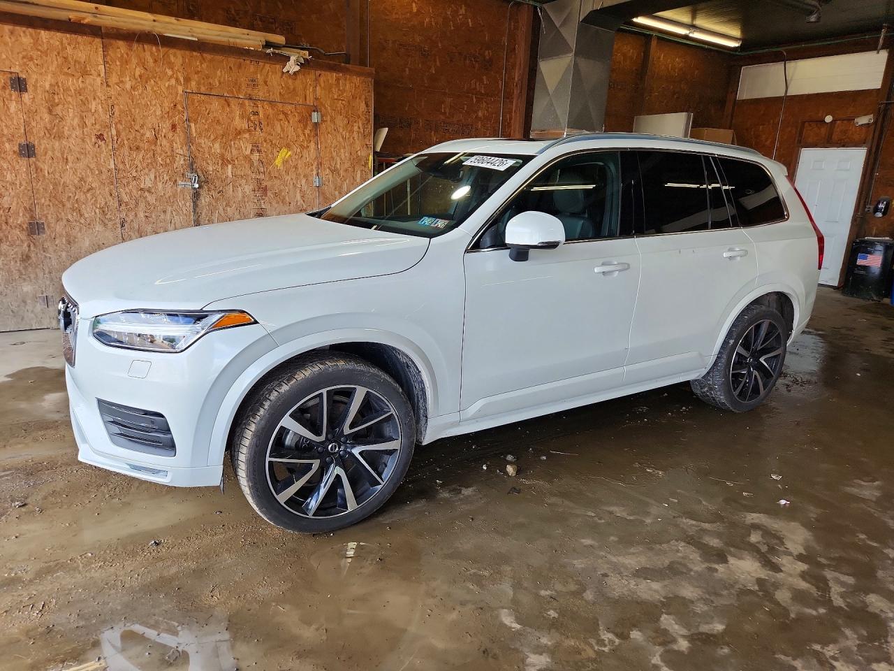 2021 VOLVO XC90 Momentum