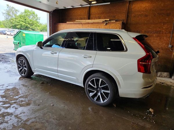 2021 VOLVO XC90 Momentum