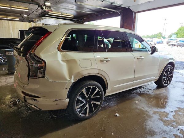 2021 VOLVO XC90 Momentum