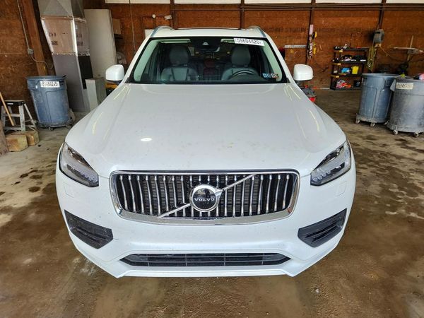 2021 VOLVO XC90 Momentum