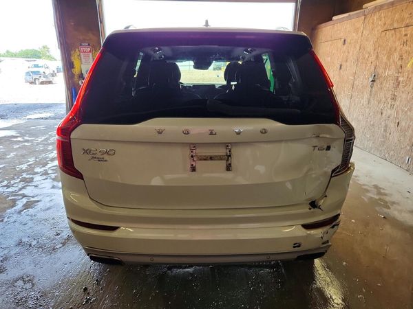 2021 VOLVO XC90 Momentum