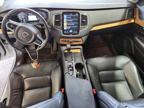 2021 VOLVO XC90 Momentum