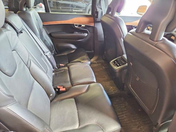 2021 VOLVO XC90 Momentum