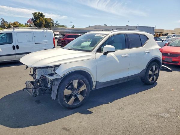 2019 VOLVO XC40 Momentum