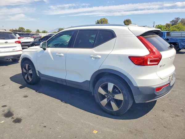 2019 VOLVO XC40 Momentum