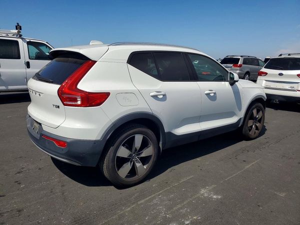 2019 VOLVO XC40 Momentum