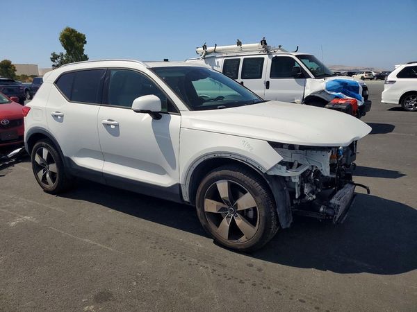 2019 VOLVO XC40 Momentum