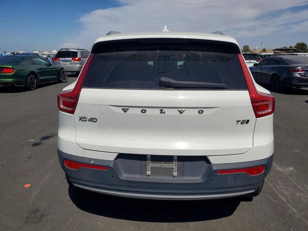 2019 VOLVO XC40 Momentum