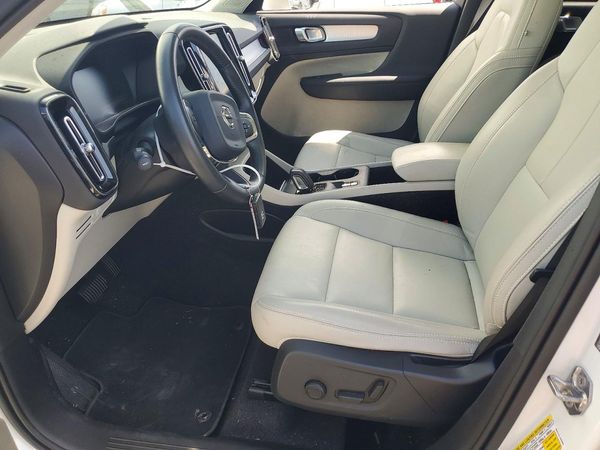 2019 VOLVO XC40 Momentum