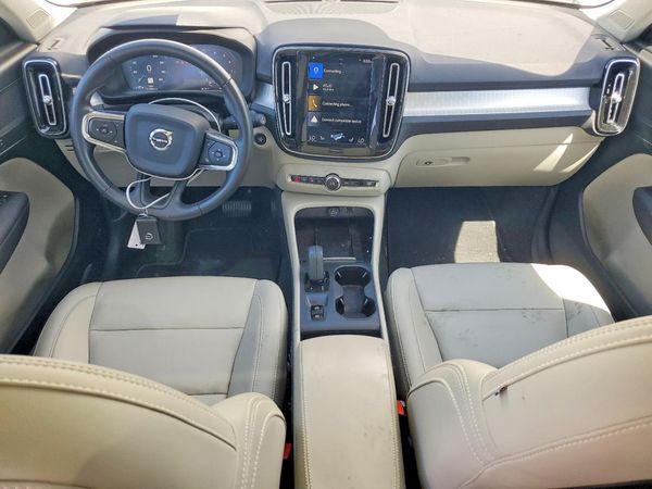 2019 VOLVO XC40 Momentum