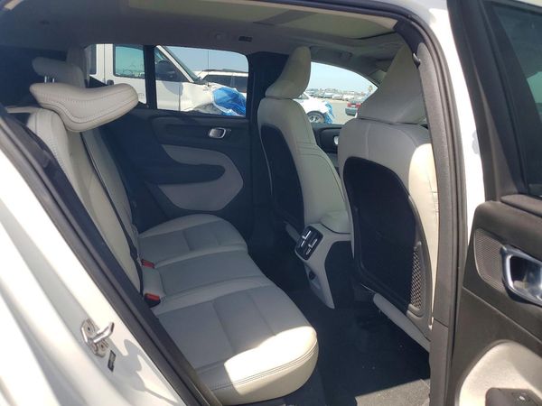 2019 VOLVO XC40 Momentum