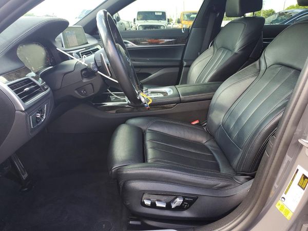 2022 BMW 740