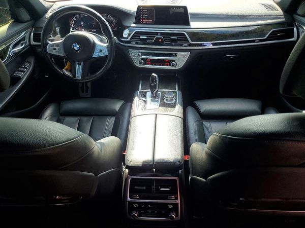 2022 BMW 740