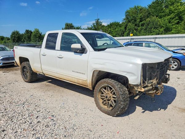 2017 CHEVROLET SILVERADO LT — Passenger 3/4