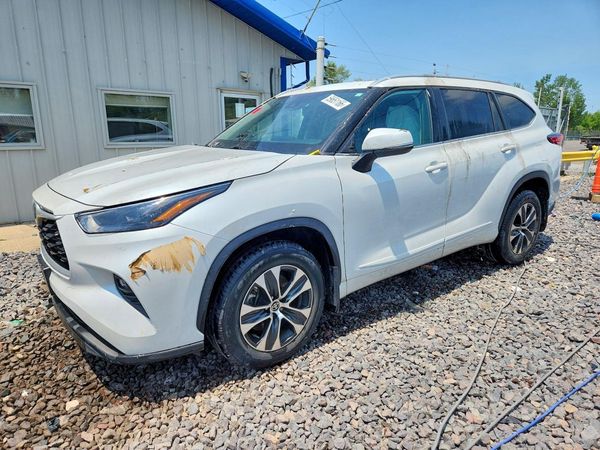 2022 TOYOTA HIGHLANDER XLE