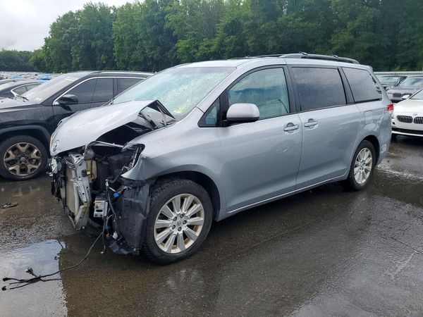 2013 TOYOTA SIENNA