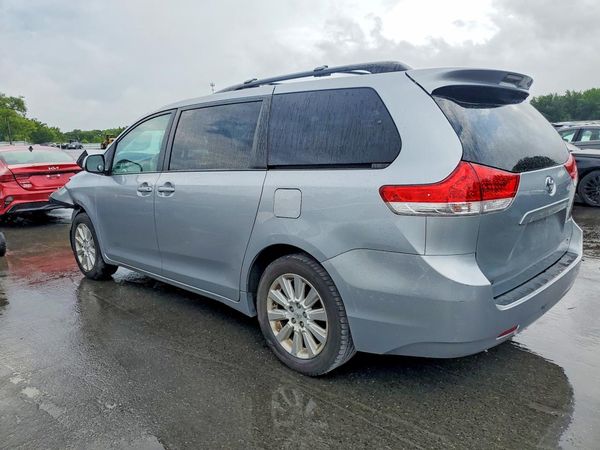2013 TOYOTA SIENNA