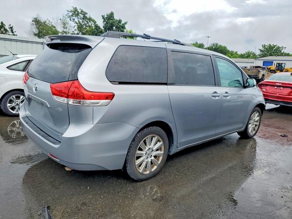 2013 TOYOTA SIENNA