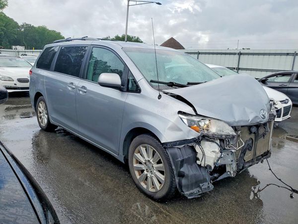 2013 TOYOTA SIENNA