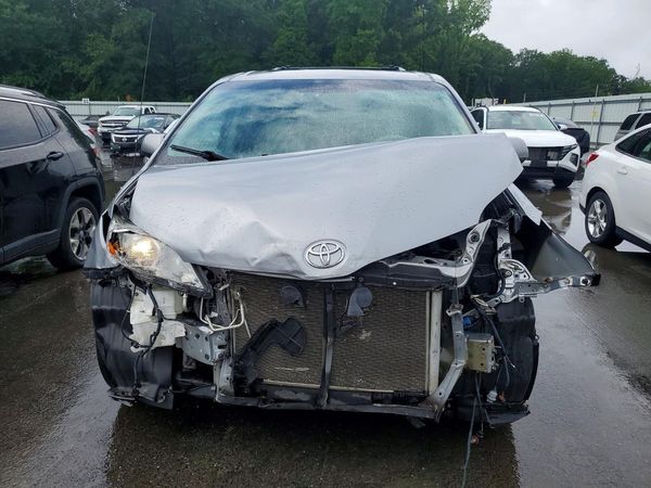 2013 TOYOTA SIENNA