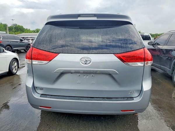 2013 TOYOTA SIENNA