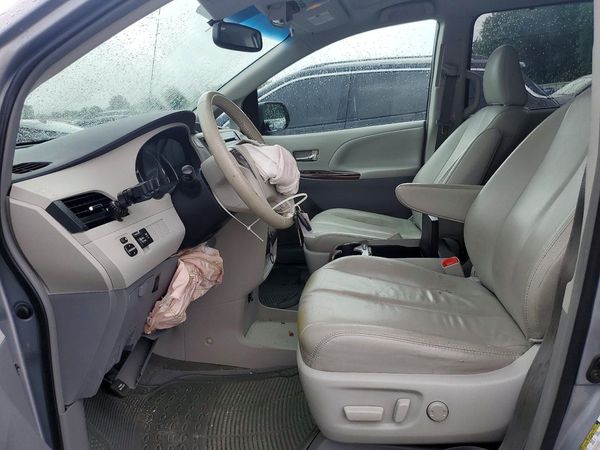 2013 TOYOTA SIENNA