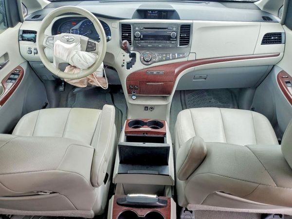 2013 TOYOTA SIENNA