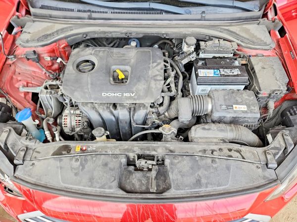 2018 HYUNDAI ELANTRA — Engine bay