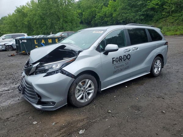 2025 TOYOTA SIENNA XLE