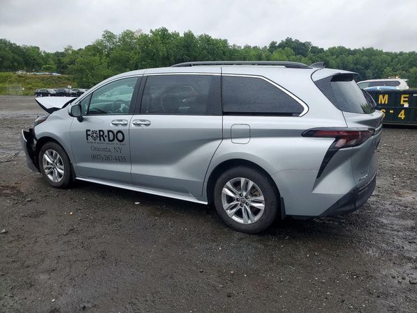 2025 TOYOTA SIENNA XLE
