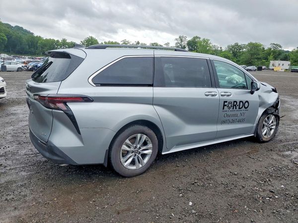 2025 TOYOTA SIENNA XLE