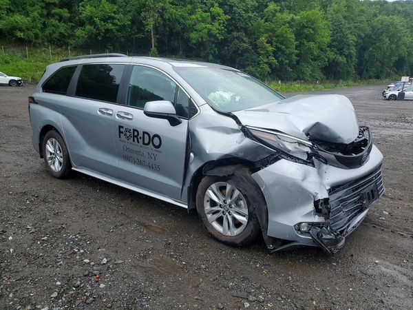 2025 TOYOTA SIENNA XLE