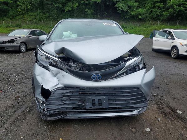 2025 TOYOTA SIENNA XLE
