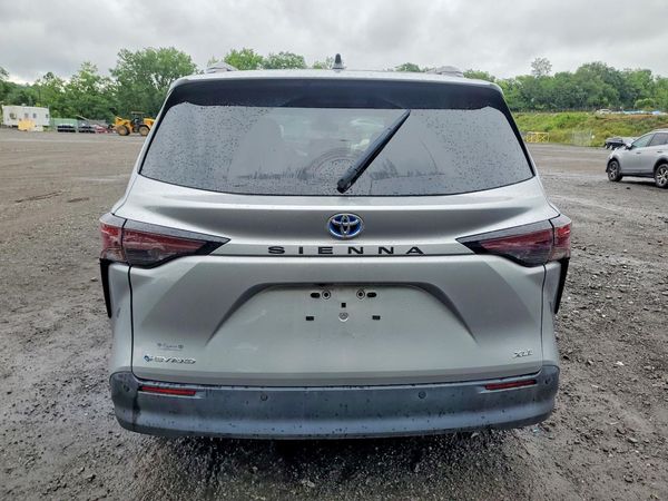 2025 TOYOTA SIENNA XLE