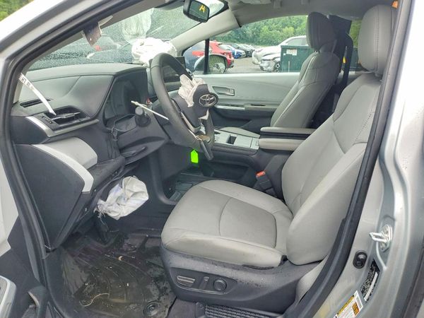 2025 TOYOTA SIENNA XLE