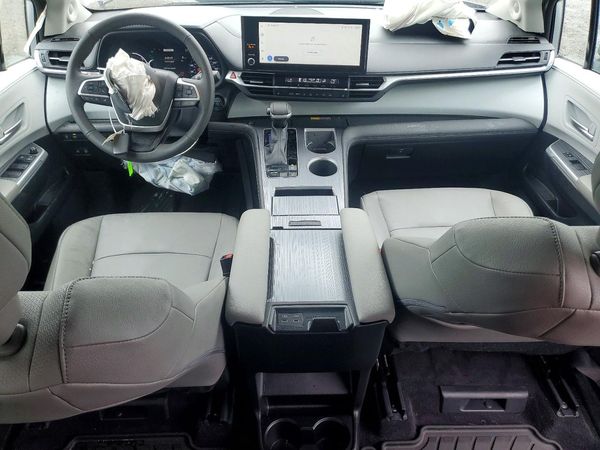 2025 TOYOTA SIENNA XLE
