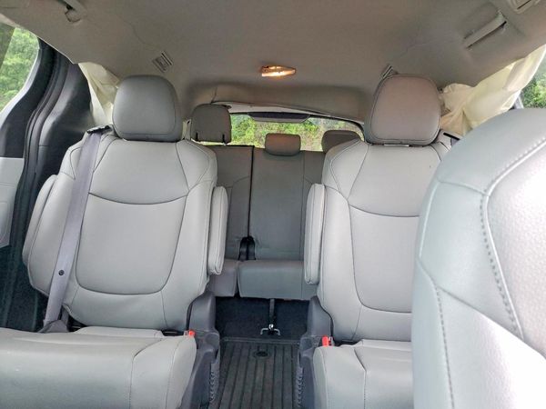 2025 TOYOTA SIENNA XLE
